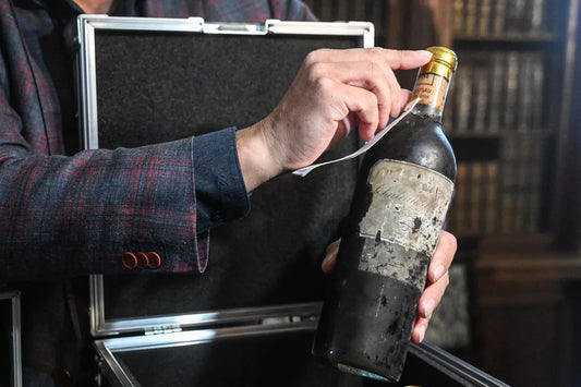 "«Une mémoire liquide» : des bouteilles de Château d’Yquem du XIXe siècle renaissent après être restées cachées pendant des décennies"